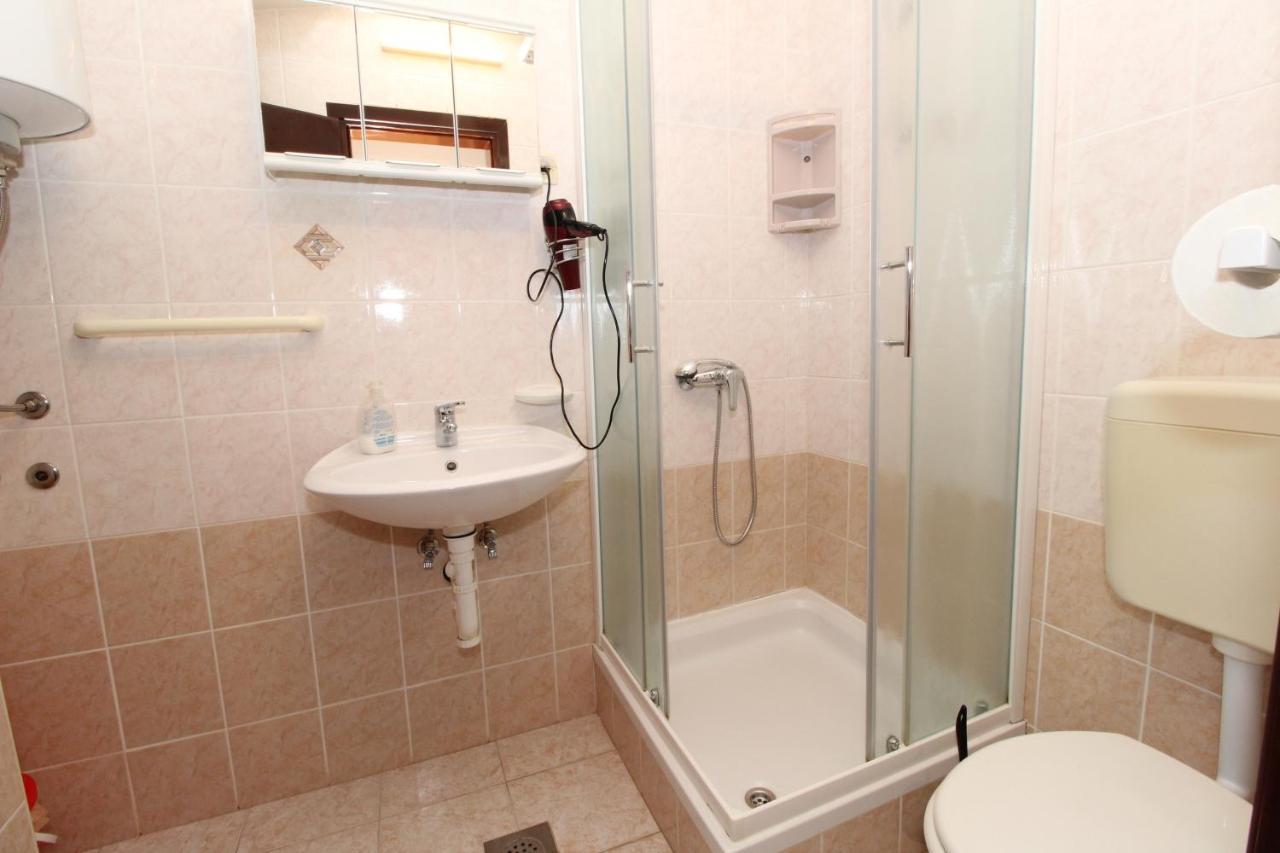 Apartments And Rooms With Parking Space Mandre, Pag - 6309 Kolan Exterior photo