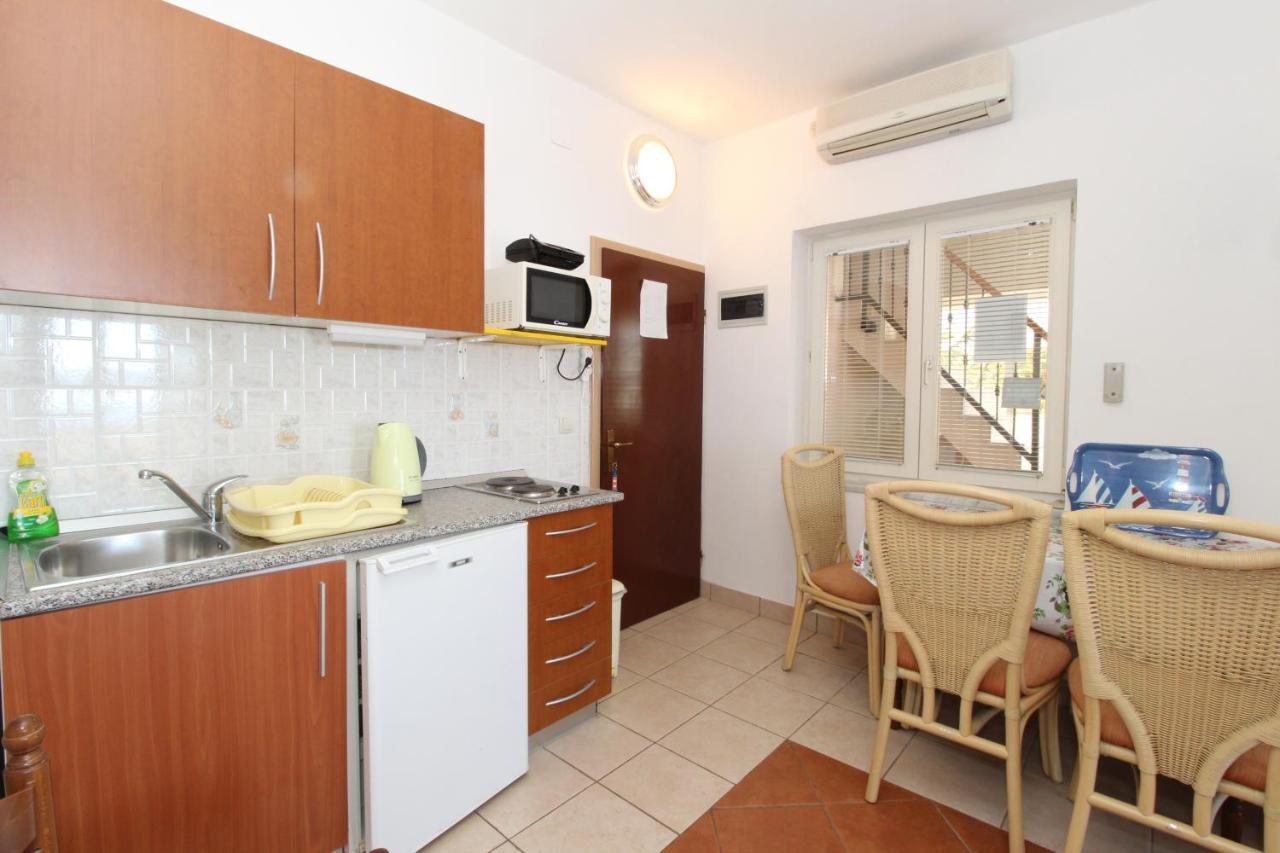 Apartments And Rooms With Parking Space Mandre, Pag - 6309 Kolan Exterior photo